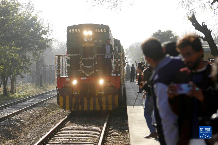 1月27日、パキスタンの首都イスラマバードで、グリーンライン特急列車が駅に入るのを待つ人々。