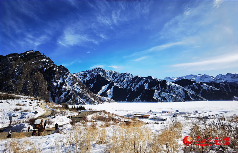 雪山と木々が美しい冬景色を織りなす天山天池　新疆