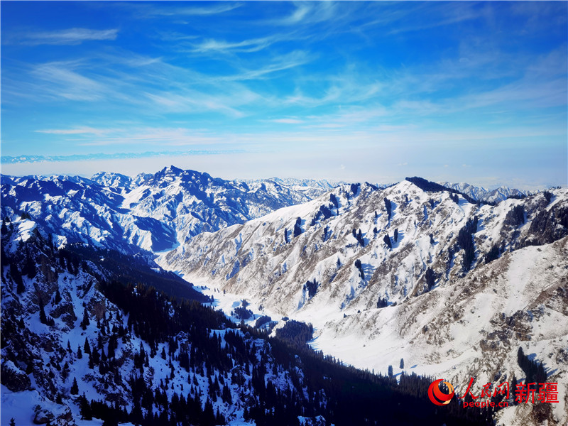 雪山と木々が美しい冬景色を織りなす天山天池　新疆
