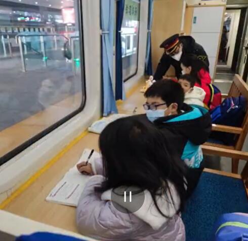 「移動自習室」が常設されている鈍行列車　重慶