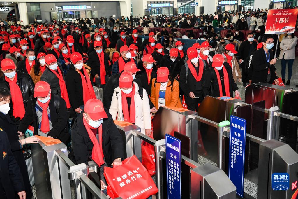 2023年において初運行となる重慶発の出稼ぎ労働者専用列車が出発する重慶西駅で、自動検札機を通り、プラットホームに向かう乗客（1月30日撮影・王全超）。