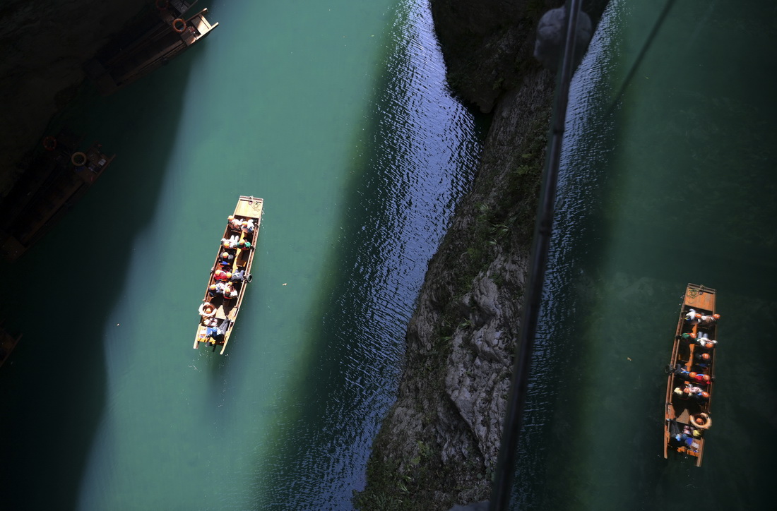 翡翠色に澄み渡る水面を進む船に乗って眺める絶景　湖北省