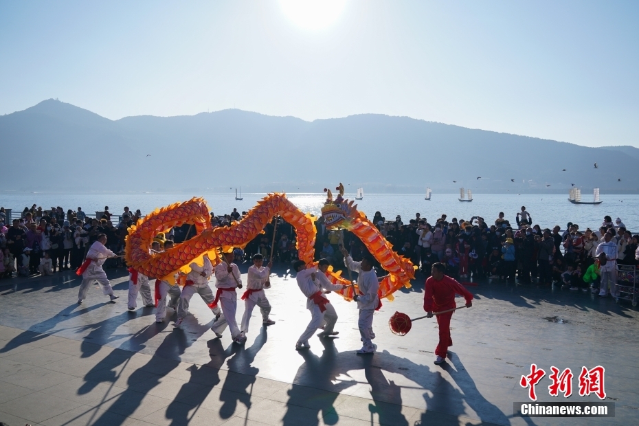 獅子舞と竜踊りで新春を祝う　雲南省昆明市