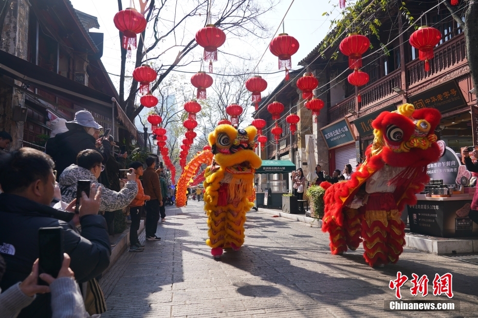 獅子舞と竜踊りで新春を祝う　雲南省昆明市