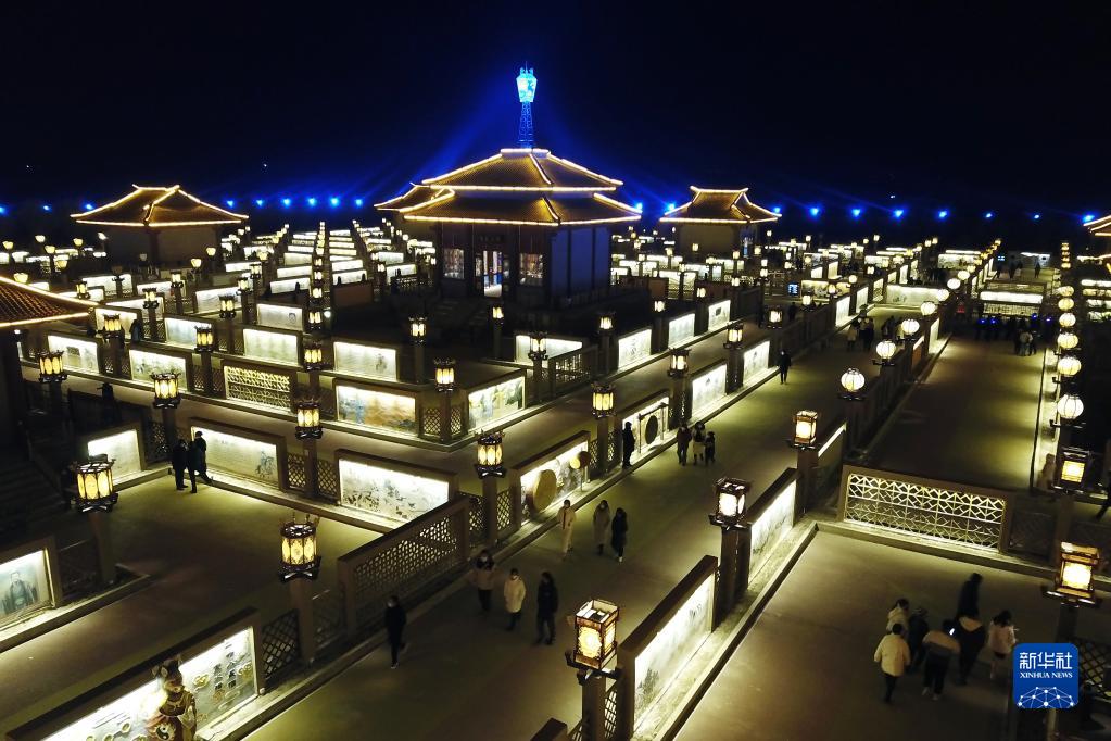 元宵節を祝う「九曲黄河灯陣」のライトアップ　甘粛省