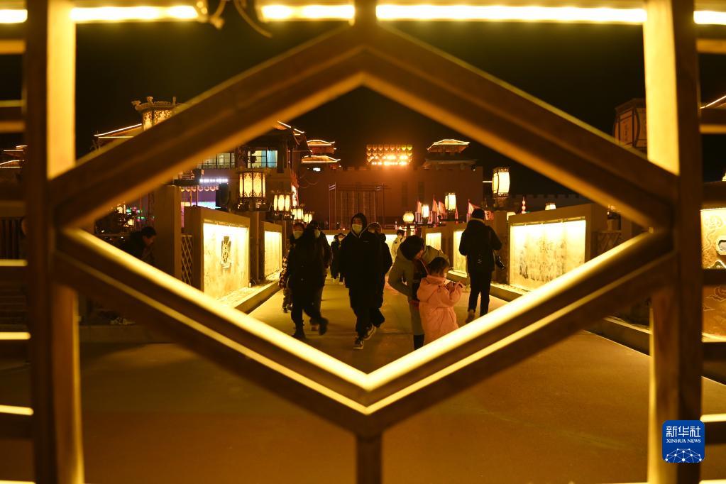 元宵節を祝う「九曲黄河灯陣」のライトアップ　甘粛省