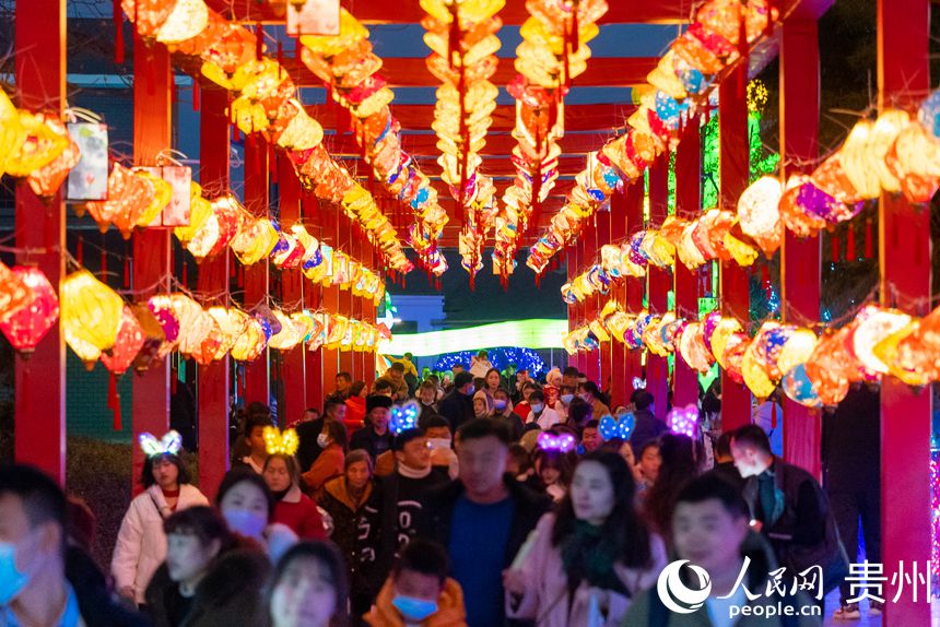 カラフルなランタン祭りで披露された無形文化遺産の「打鉄花」　貴州省貴陽