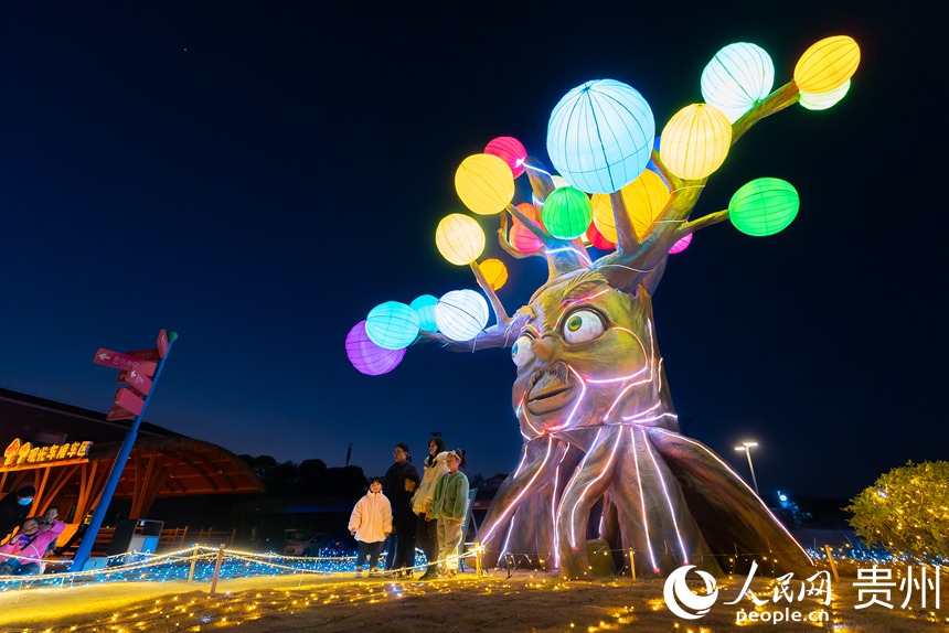 カラフルなランタン祭りで披露された無形文化遺産の「打鉄花」　貴州省貴陽