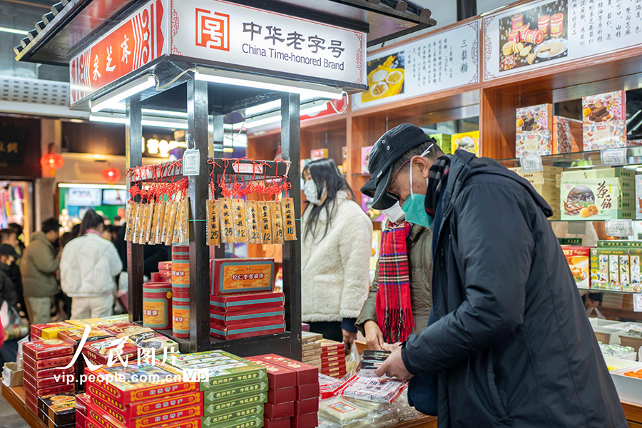 春節後も観光客で賑わいを見せる江蘇省蘇州市の山塘街