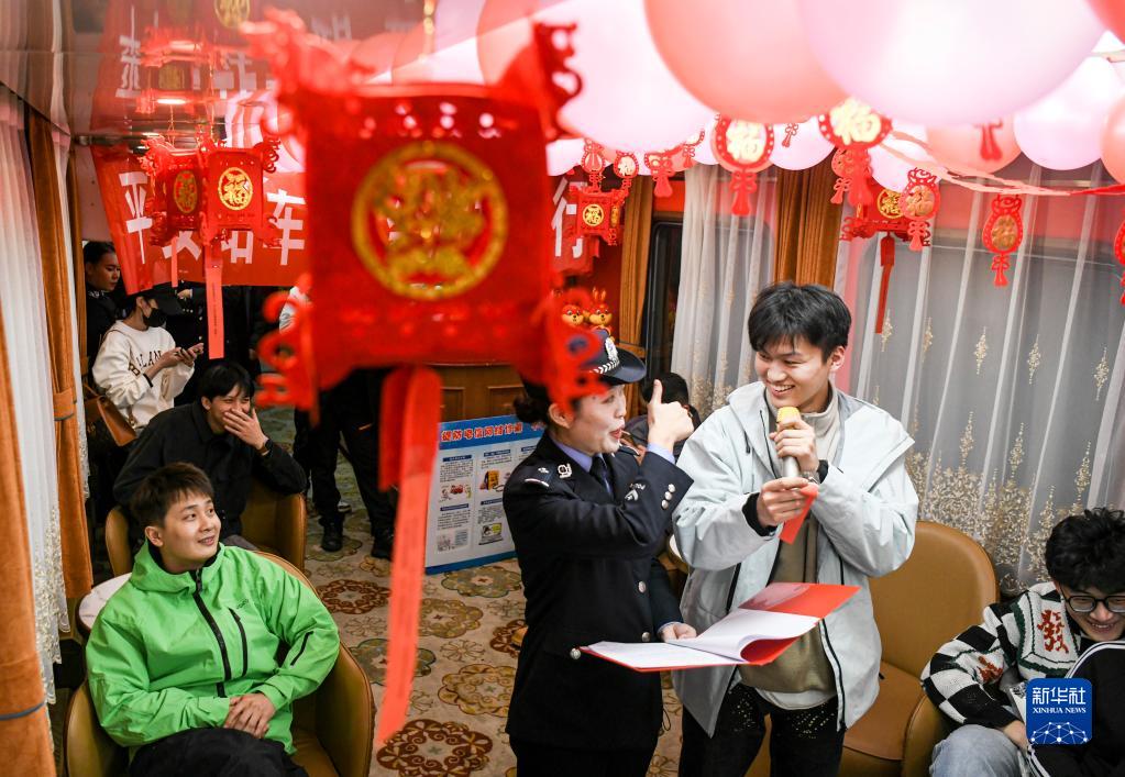 列車内で祝う元宵節　新疆ウルムチ