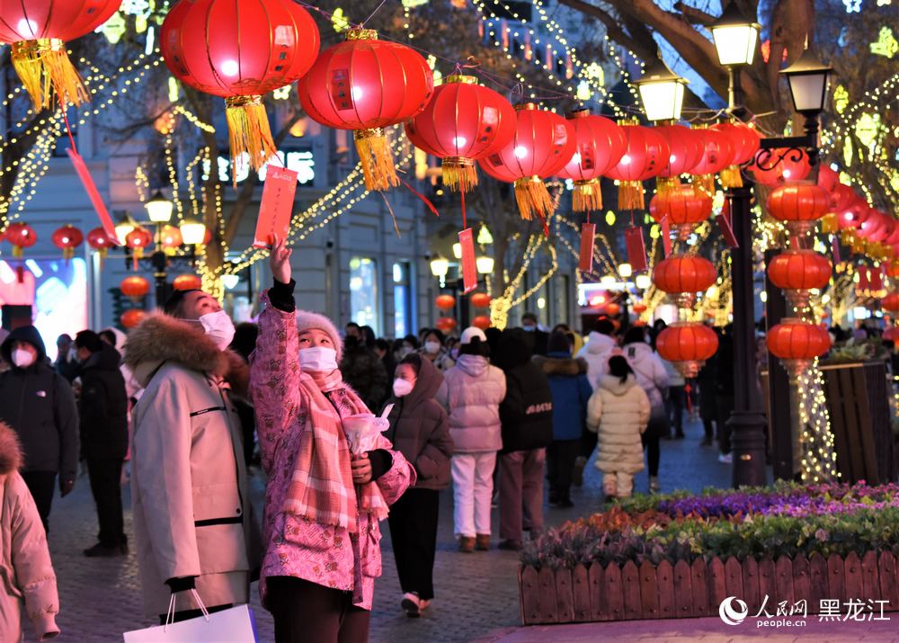 元宵節を祝うランタンで明るく灯された黒竜江省哈爾浜