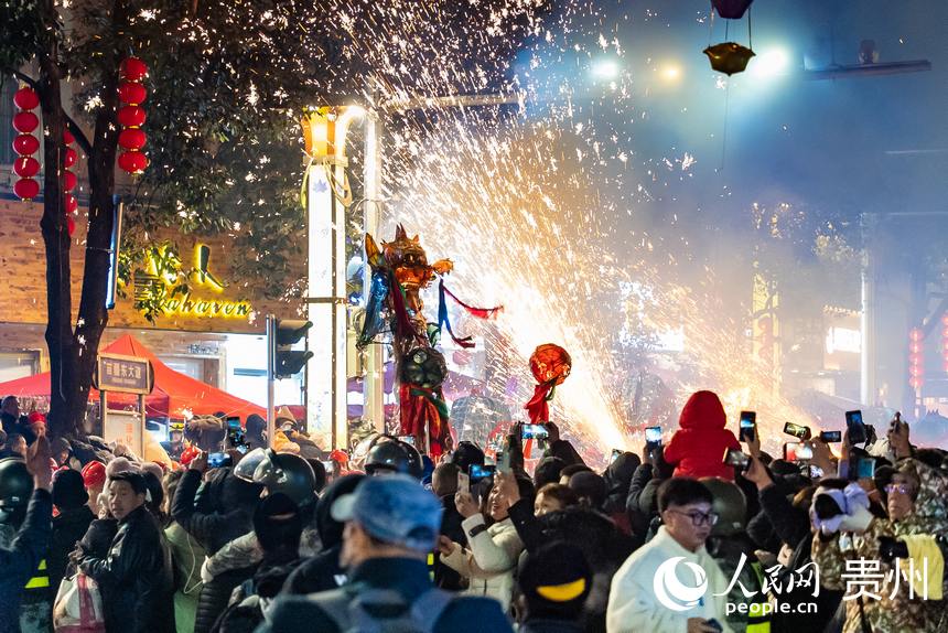 伝統的な竜踊り「舞竜嘘花」で迎える元宵節　貴州省台江