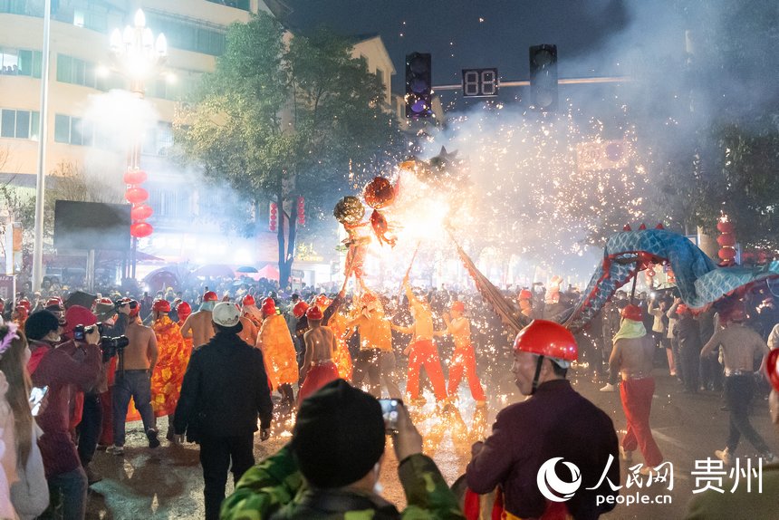 伝統的な竜踊り「舞竜嘘花」で迎える元宵節　貴州省台江