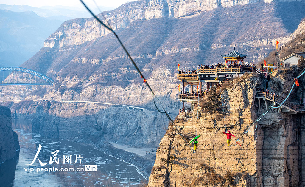 高さ157メートルでのスリリングな綱渡り　山西省河津