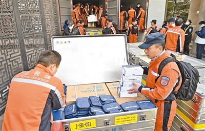 出発前に救援物資をチェックする中国救援隊の隊員（撮影・李鑫）。