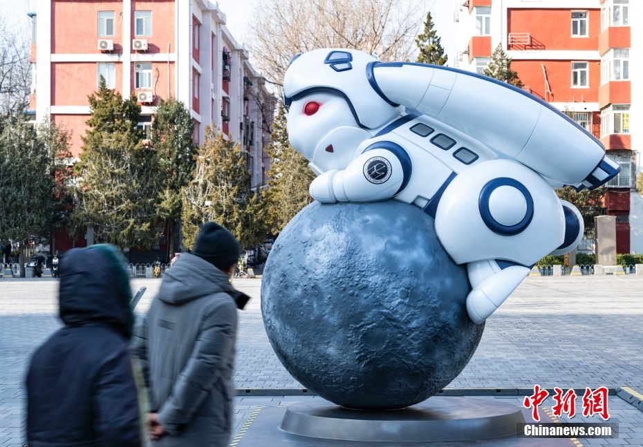 繁華街に映画「流浪地球2」とコラボしたウサギのモニュメント　北京市