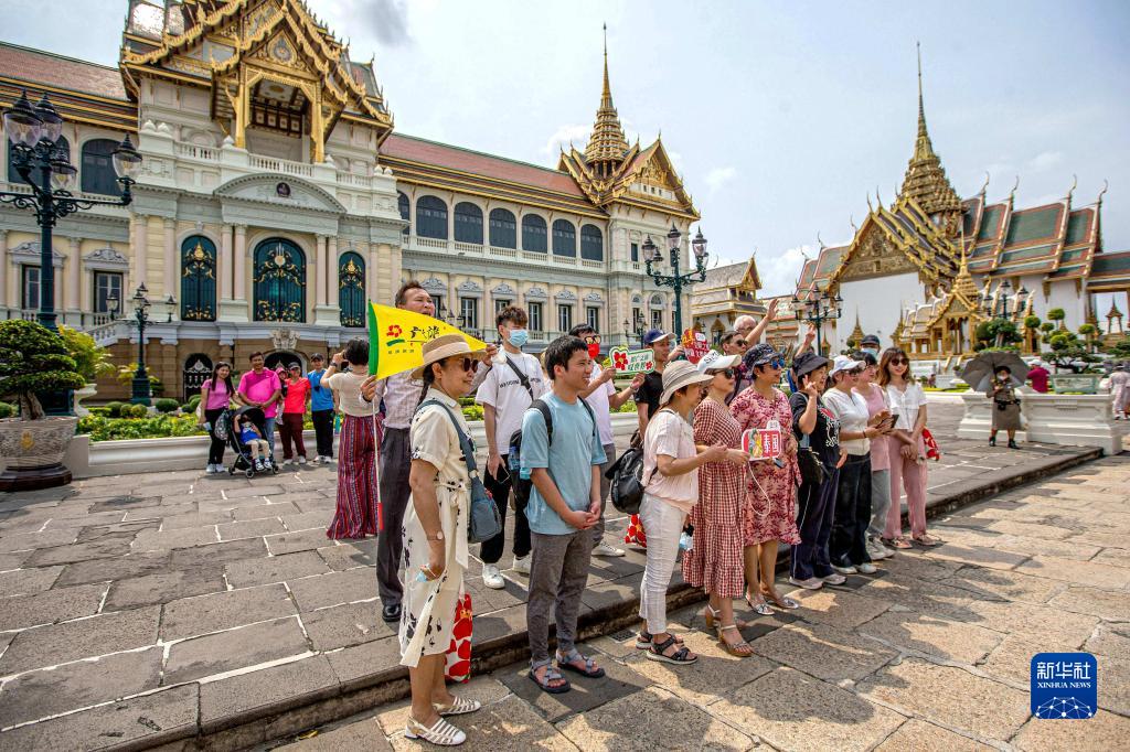 タイ・バンコクの王宮で記念撮影する中国人団体旅行客（2月7日撮影・王騰）