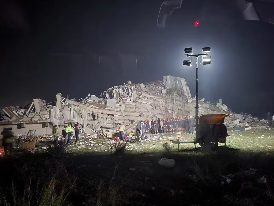 中国救援隊ががれきの中から妊婦を救出　トルコ地震