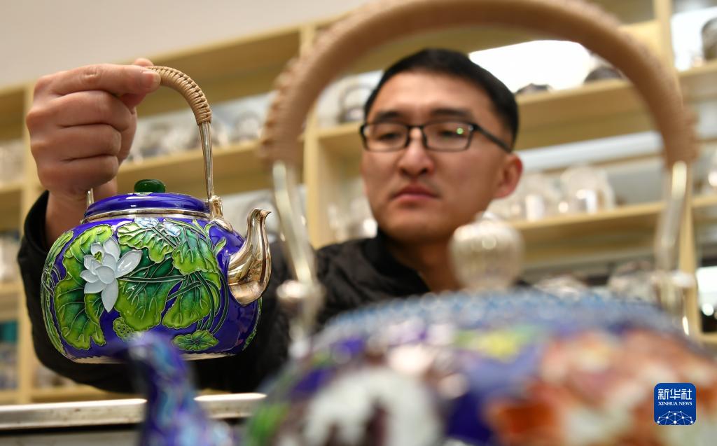 「豊かな暮らしの扉」開く伝統的な銀器制作　河北省滄県