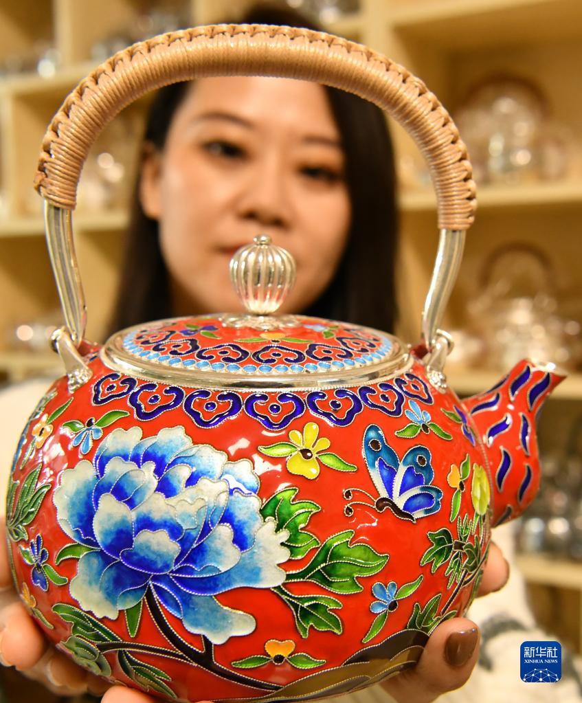 「豊かな暮らしの扉」開く伝統的な銀器制作　河北省滄県