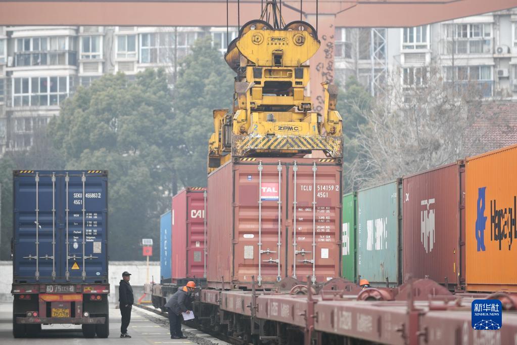 中国製の欧州向け新エネ車120台を積載した貨物列車が江蘇省常州から出発
