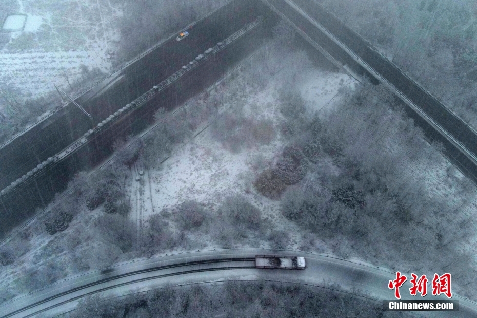 甘粛省各地で春節後の初雪　水墨画のような絶景広がる