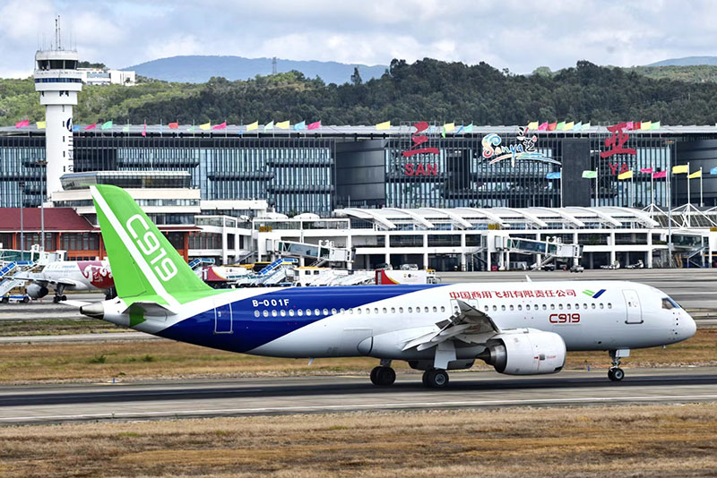 三亜空港に到着した中国国産大型旅客機C919（撮影・崔暁晗）。