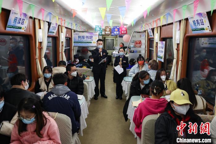 「列車内ブックカフェ」が学生乗客に人気　貴州省