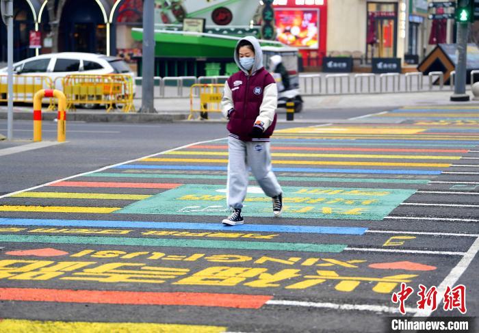 済南市に初のカラフルな横断歩道が登場　山東省