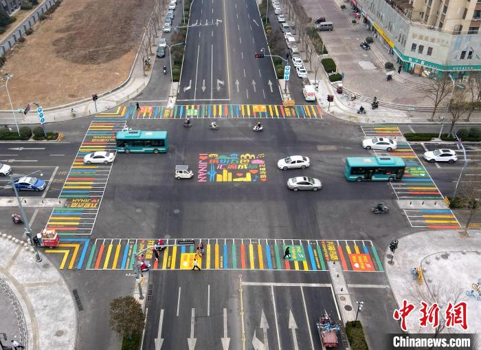 済南市に初のカラフルな横断歩道が登場　山東省