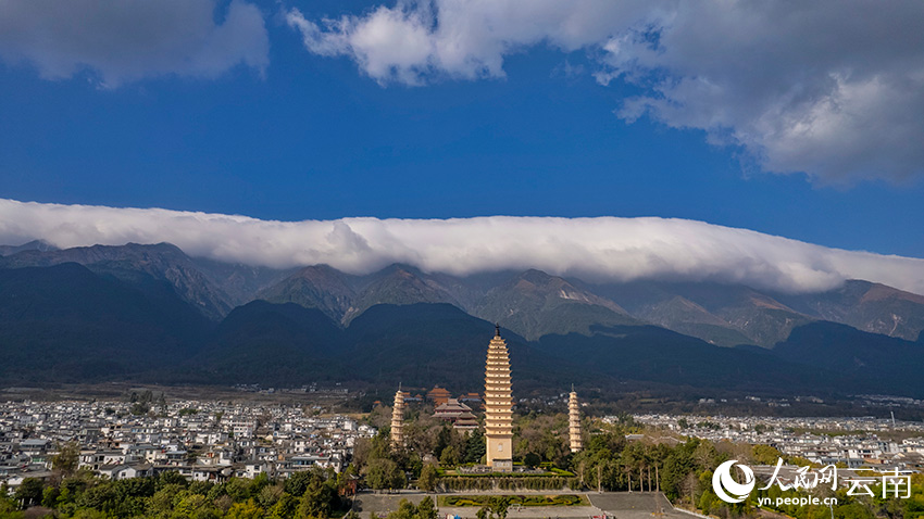蒼山山頂をすっぽり覆う「雲のふとん」　雲南省