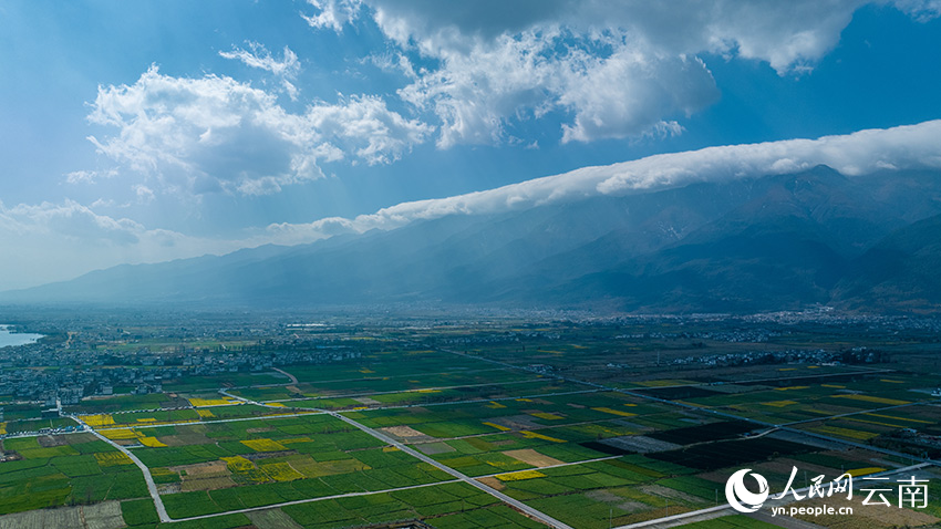 蒼山山頂をすっぽり覆う「雲のふとん」　雲南省