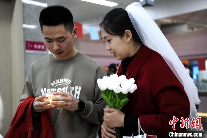 漢服を着て伝統的な結婚文化を体験した新婚カップルたち　陝西省西安