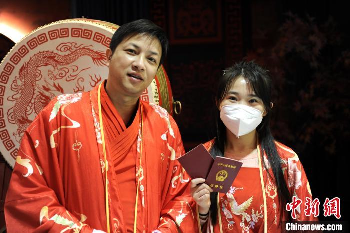 漢服を着て伝統的な結婚文化を体験した新婚カップルたち　陝西省西安