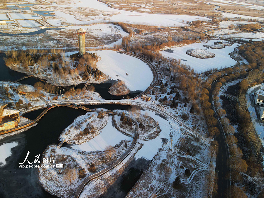 春の雪に覆われた張掖国家湿地公園　甘粛省