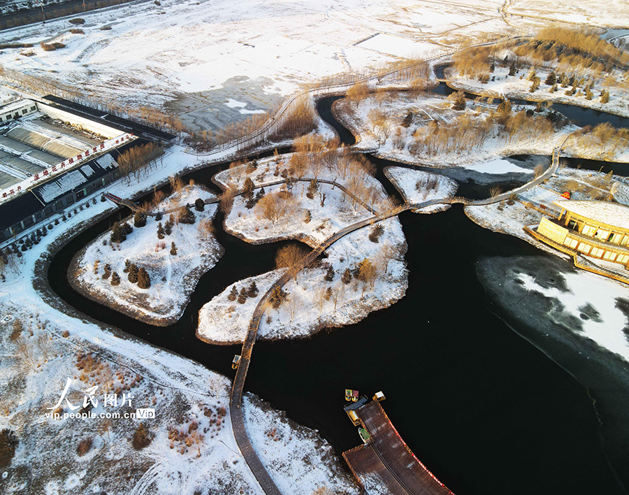 春の雪に覆われた張掖国家湿地公園　甘粛省