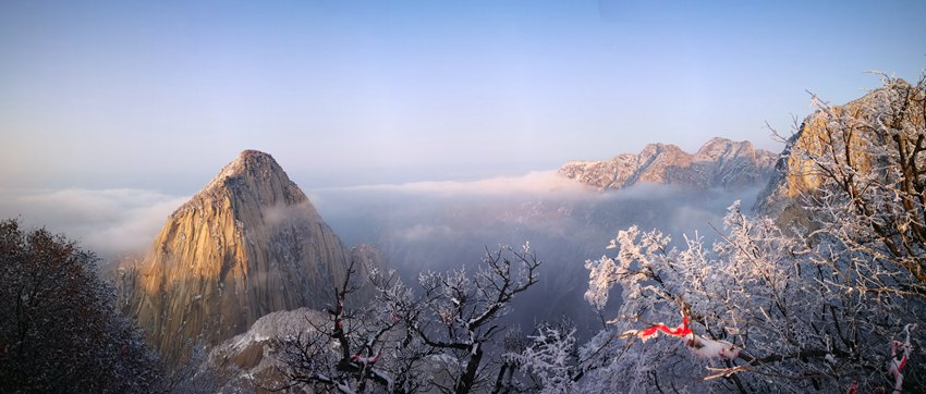 降雪後初の晴天となり、美しい雪景色が広がる華山　陝西省