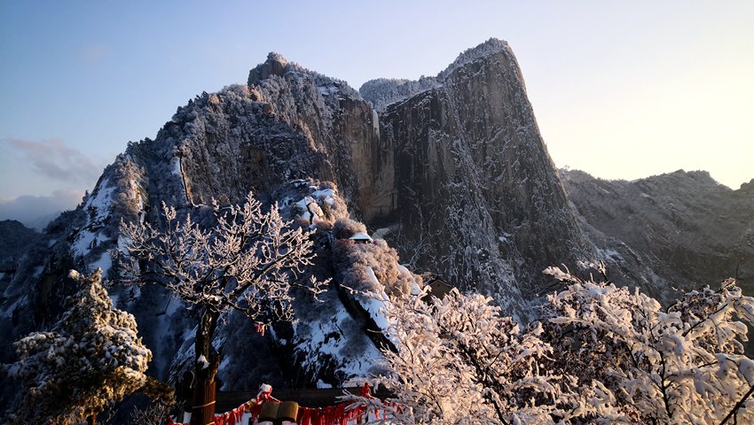 降雪後初の晴天となり、美しい雪景色が広がる華山　陝西省