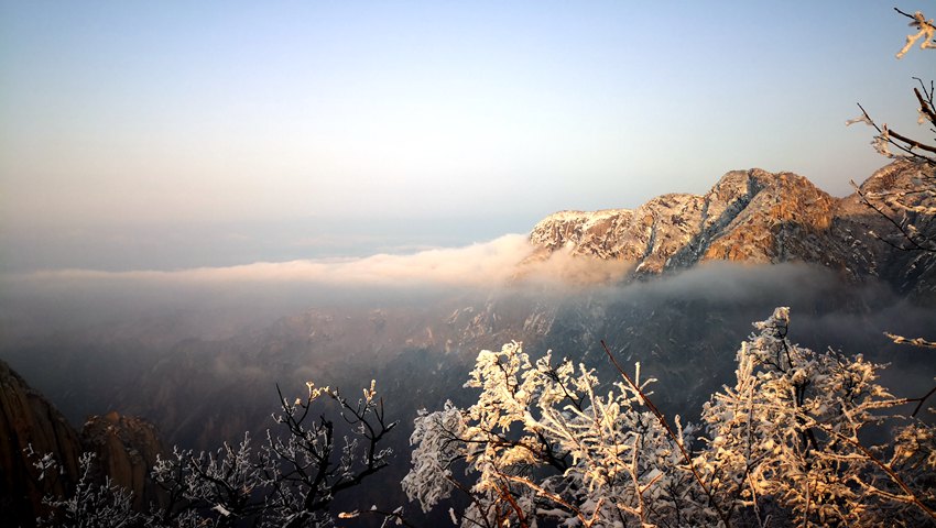 降雪後初の晴天となり、美しい雪景色が広がる華山　陝西省