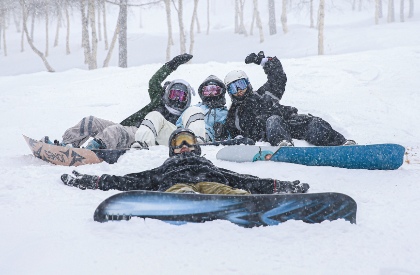 万竜スキー場で春の雪を満喫するスノーボーダーたち（写真提供・崇礼区委員会宣伝部）。