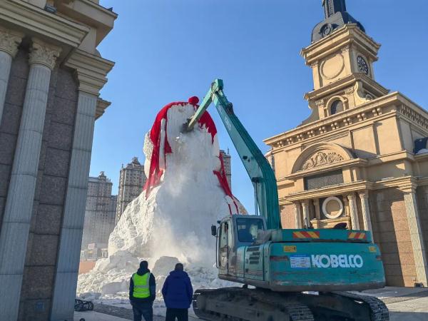 次の冬にまた会おう！ネットでお馴染みの巨大雪だるま撤去　黒竜江省哈爾浜