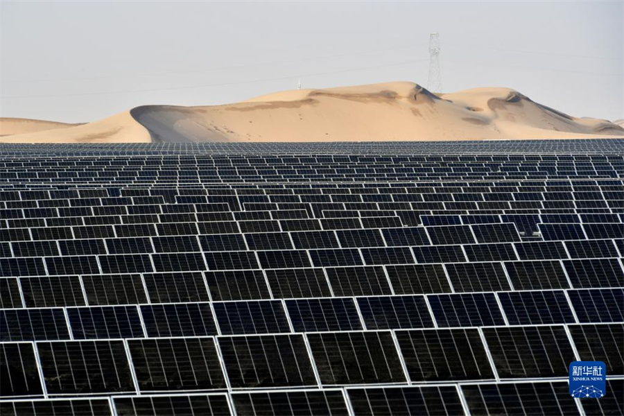 砂漠の「ブルー・オーシャン」　甘粛省が太陽光発電による砂漠化対策モデルを模索