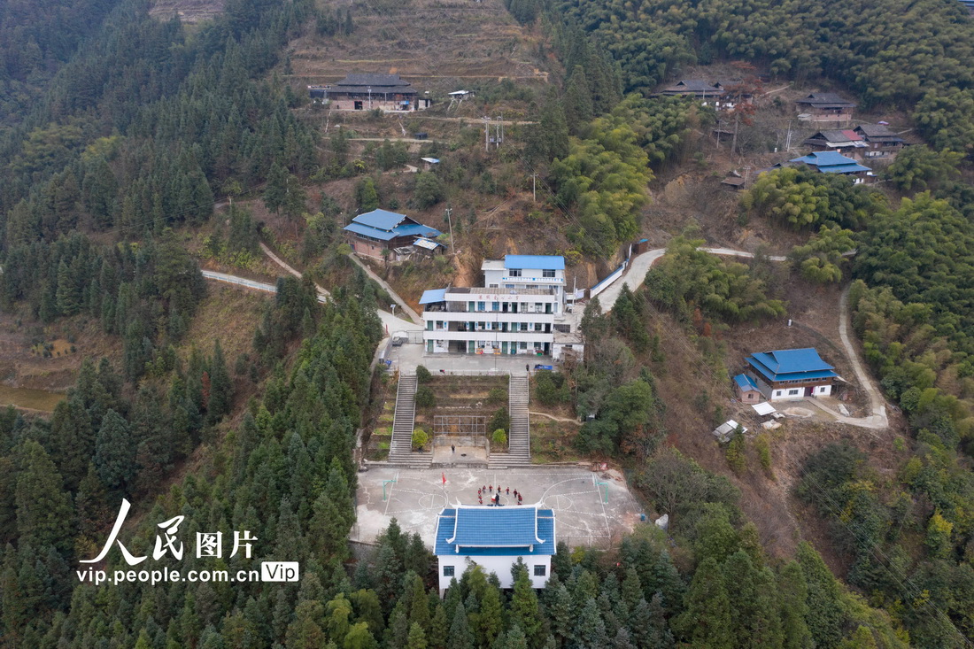 瑶族の村落にある「小さな小学校」　貴州省従江