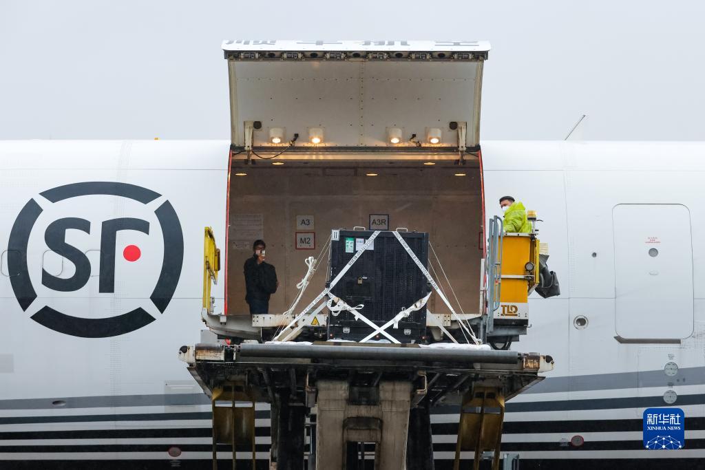 順豊航空のチャーター貨物機で四川省の成都双流国際空港に無事到着したジャイアントパンダのシャンシャン（2月21日撮影・沈伯韓）。
