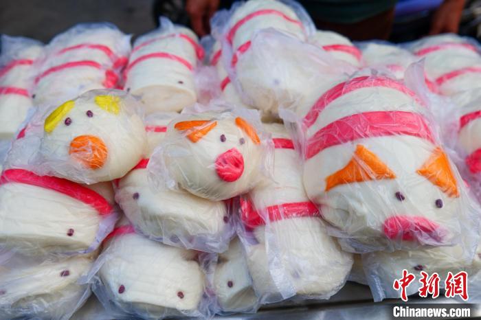 「竜抬頭」の日にはブタの形の蒸しパンを食べよう！　海南省海口市