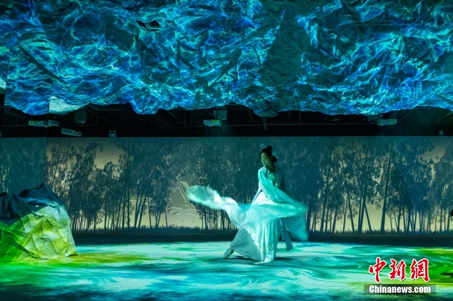 視覚・触覚・聴覚・嗅覚の4つの感覚を楽しめる3D空間に公開された「千里江山図」（撮影・劉忠俊）。