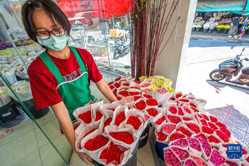 タイの首都バンコクにあるパーク・クローン花市場で、雲南産の生花を運ぶスタッフ（2月21日撮影・王騰）。