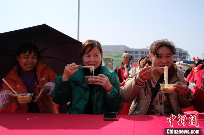 特産のビーフンを共に味わう客家小鎮の人々　広西柳州