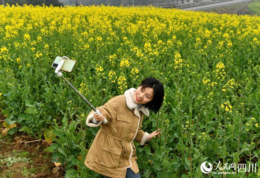 美しい田園風景と満開の花が市民や観光客を魅了　四川省広安