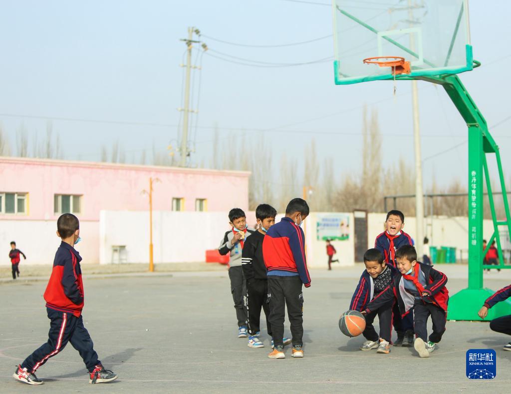 新学期を迎えた砂漠の腹地にある村の小学校　新疆和田